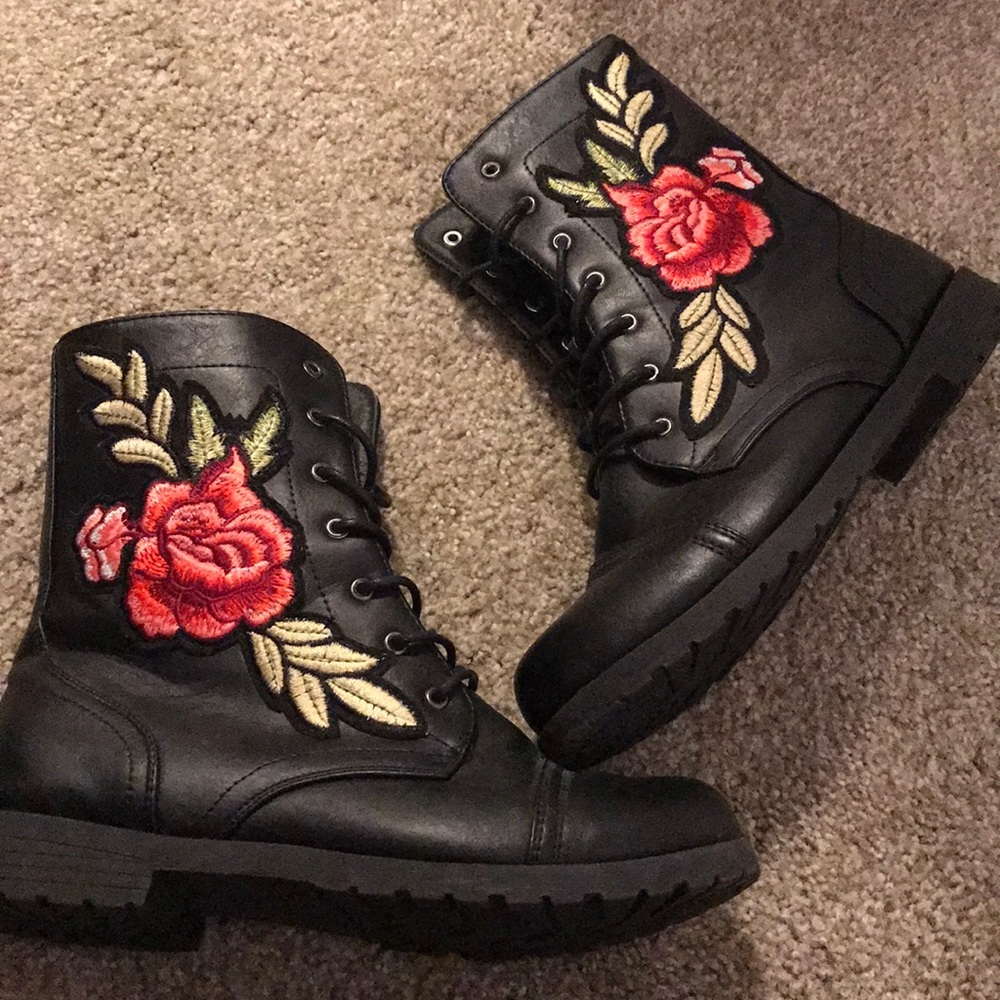Rose embroidered combat boots🌹